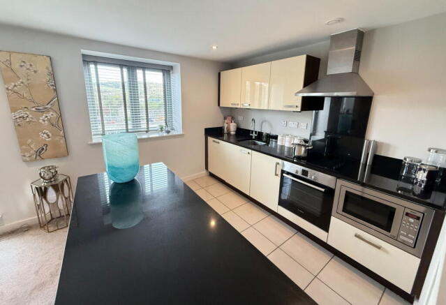 3 bed Apartment for sale Image 9