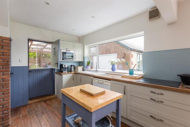 Manor Park 18 Kitchen-2.jpg