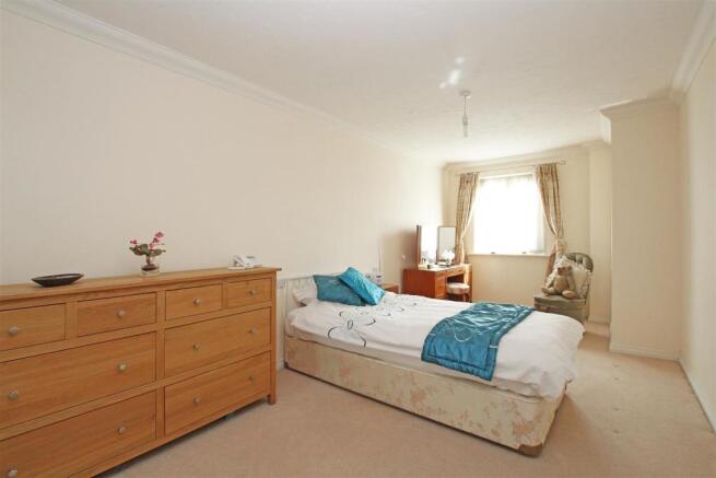 16GL - Bedroom one.jpg