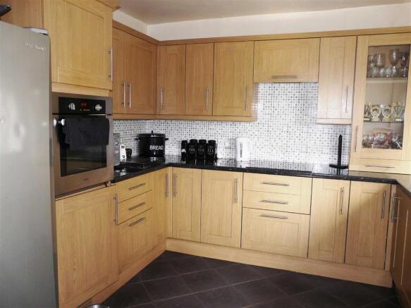 FITTED KITCHEN