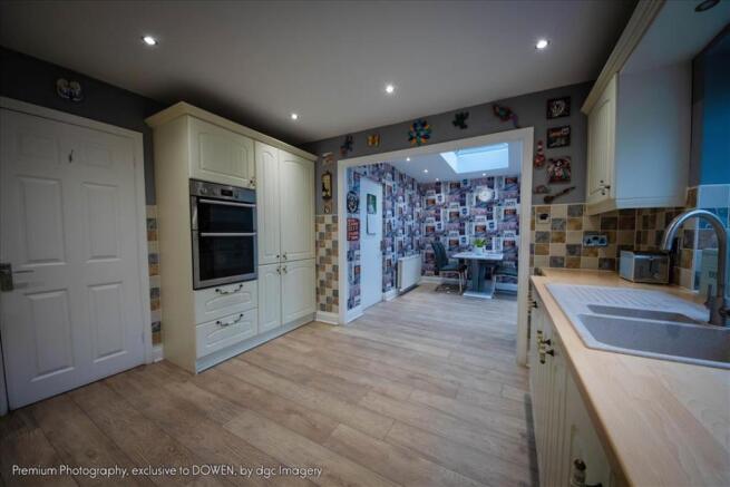 EN-SUITE SHOWER ROOM