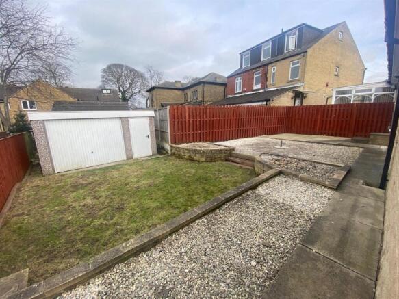 4 bed Semi-Detached Bungalow to rent Image 11