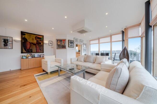 3 bed Flat for sale Image 10