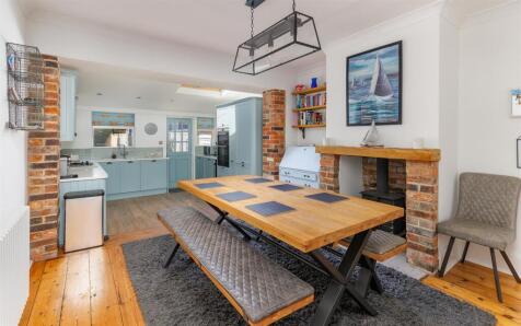 TERRACED PERIOD HOME WITH PARKING - 61 Victoria Road, Cowes
