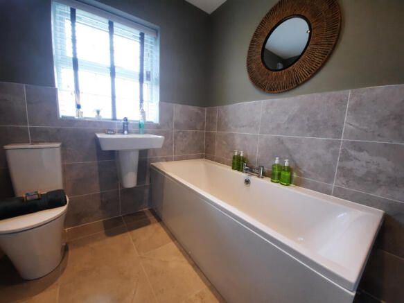 4 bed Detached for sale Image 9