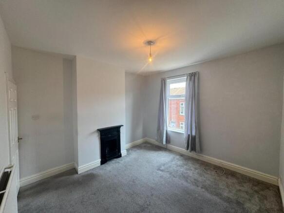 2 bed Terraced to rent Image 5