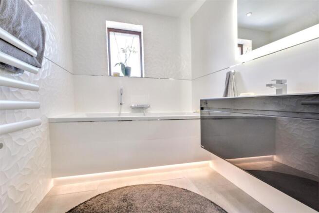 Bathroom_3.jpeg
