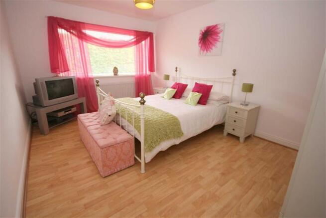 READ DOUBLE BEDROOM 