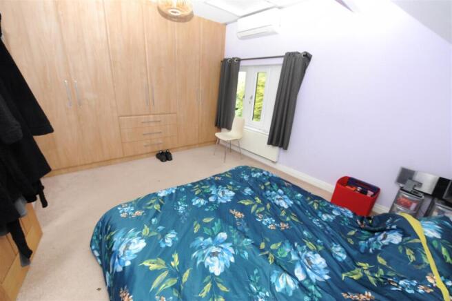 6 bed Detached for sale Image 11
