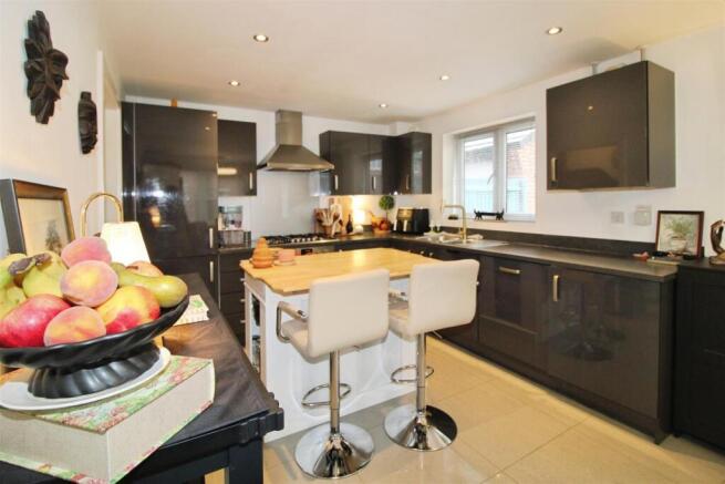 Academy Drive, Lower Hillmorton, Rugby photo 4