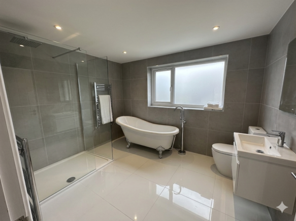 5 bed Detached for sale Image 4