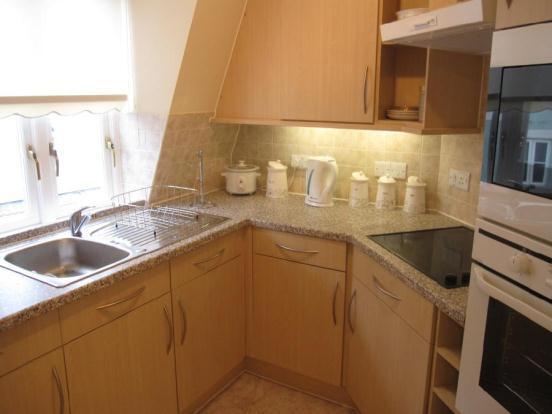 FITTED KITCHEN