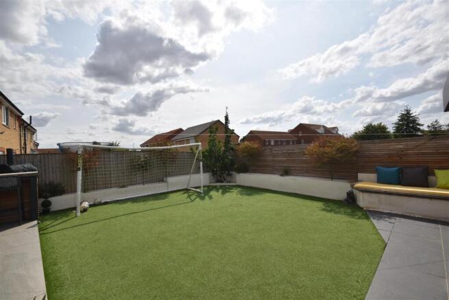 5 bed Detached for sale Image 4