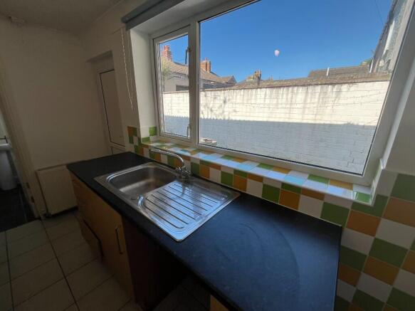 2 bed Terraced to rent Image 6