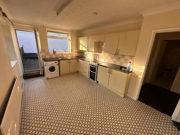 2 bed Flat to rent Image 5
