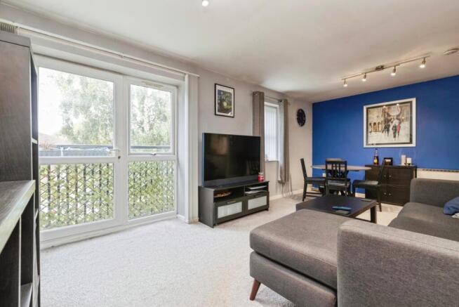 Bright and Spacious Lounge