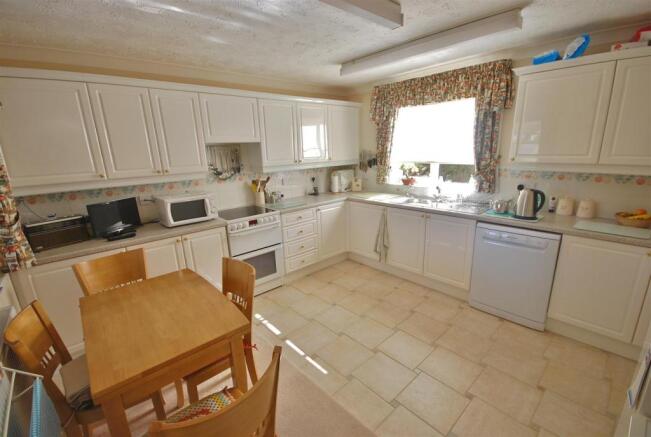 KITCHEN/DINER:
