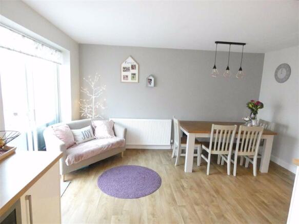 'L' SHAPED DINING KITCHEN