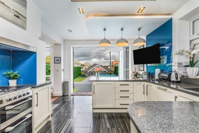 127 Southbourne Overcliff Drive-Small-PorticoMarke