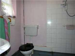 Wet room with W.C.