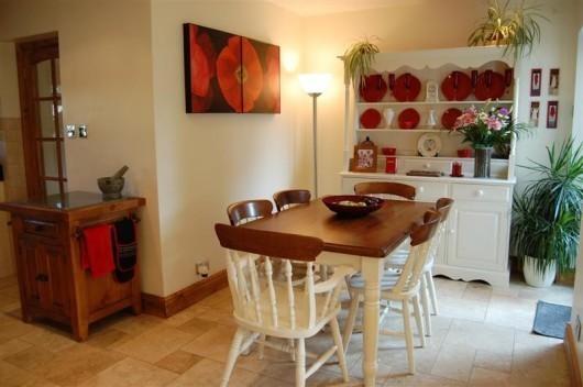 KITCHEN/BREAKFAST