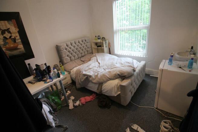 8 bed House to rent Image 11