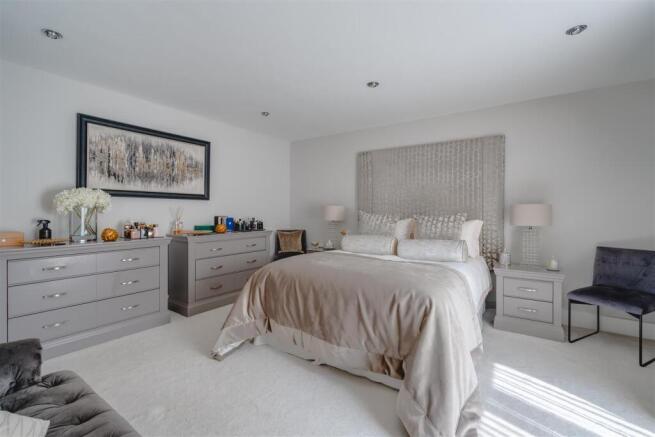5 bed Semi-Detached for sale Image 12