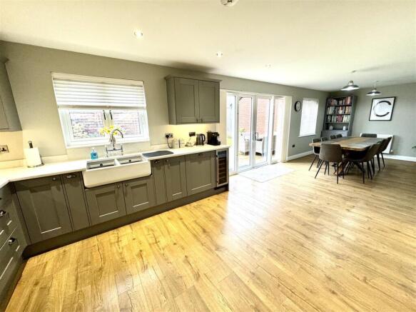 KITCHEN/DINING ROOM