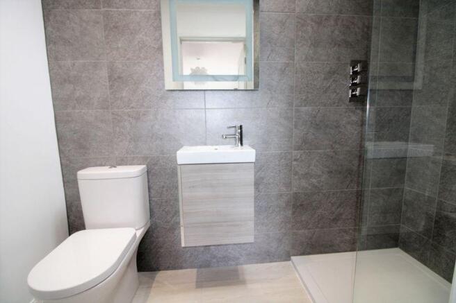 En suite showe...
