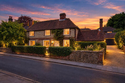 Central Storrington, chain free RH20