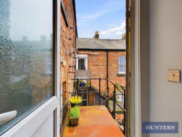 3 bed Triplex to rent Image 6