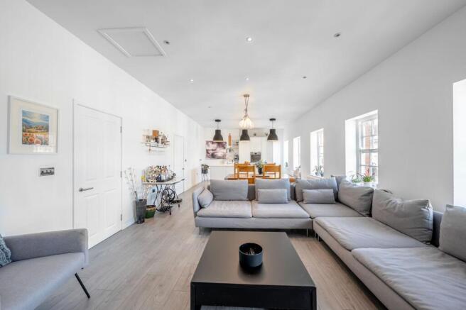 3 bed Flat for sale Image 5