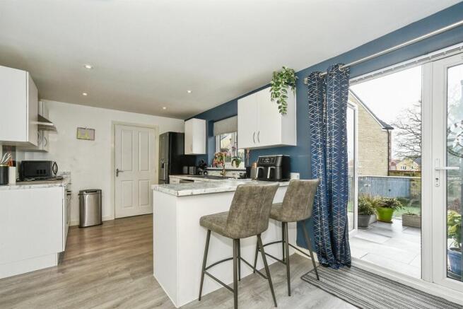 Henly Avenue, Calne photo 4