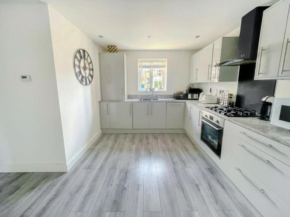 3 bed Semi-Detached for sale Image 6