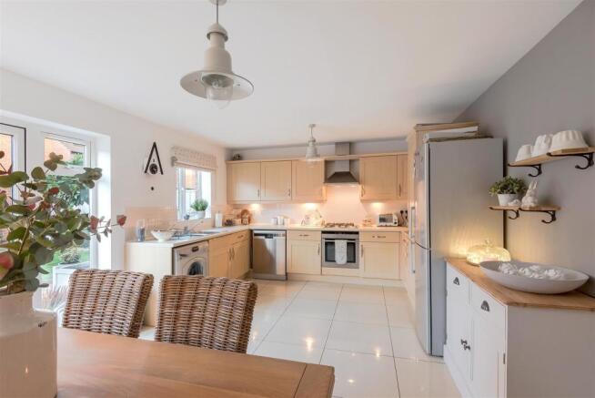 KITCHEN / DINING ROOM
