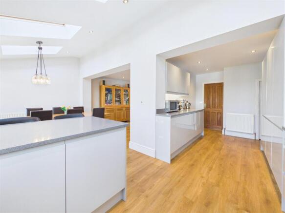 4 bed Detached for sale Image 9