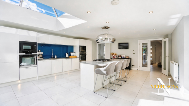 5 bed Detached for sale Image 7