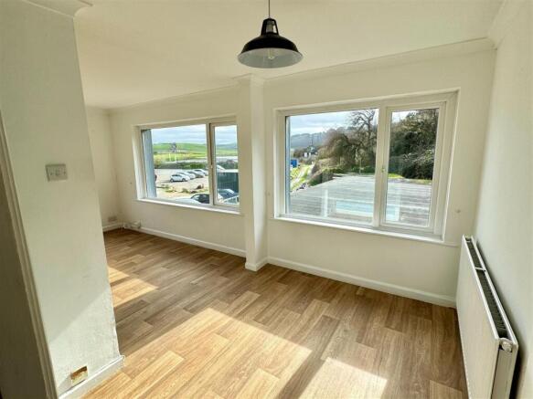 4 Riverside Court Dining Area