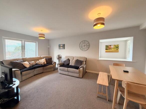 2 bed Flat to rent Image 5