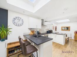 Flat 3, 56, Chapel Grove, Addlestone KT15 1UG