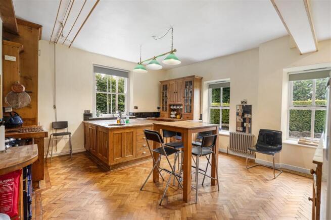 6 bed Detached for sale Image 6