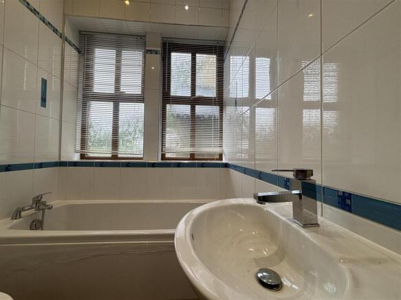 3 bed Detached Bungalow to rent Image 12