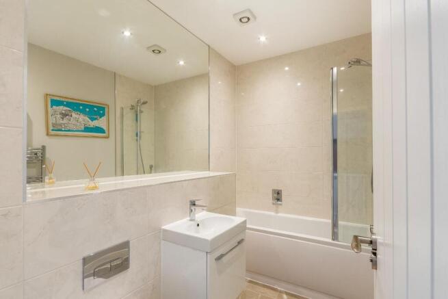 1B4RTN - Bathroom B.jpg