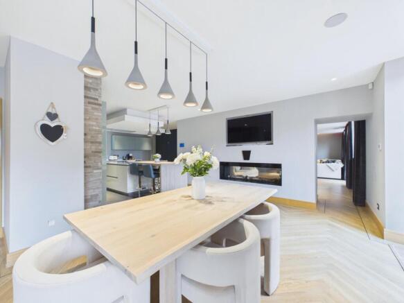 5 bed Detached for sale Image 5
