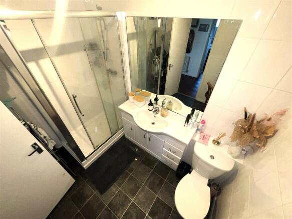 FAMILY SHOWER ROOM