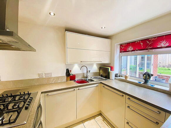 4 bed Detached for sale Image 9