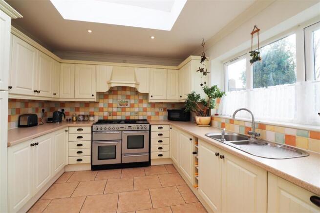 KITCHEN/BREAKFAST ROOM