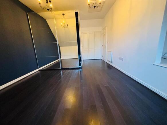 4 bed Town House to rent Image 10
