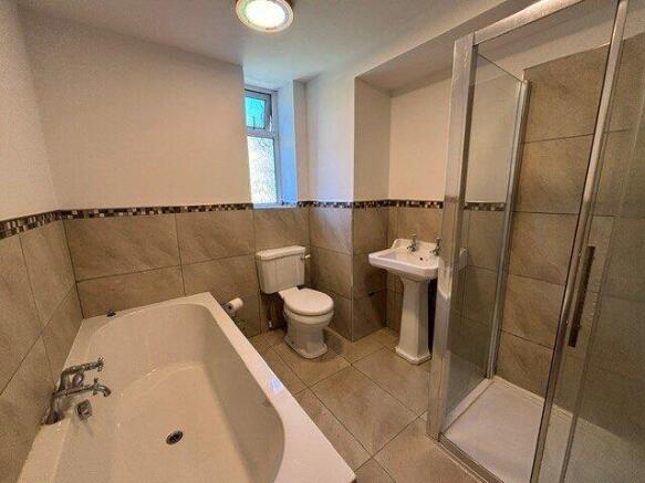 4 bed Semi-Detached to rent Image 6