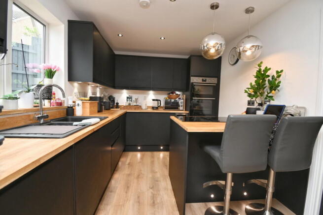 5 bed Detached for sale Image 4
